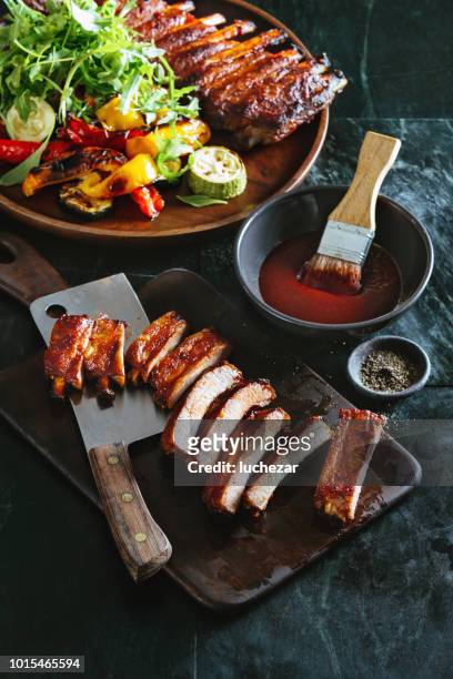 costolette di maiale barbecue - salsa barbecue foto e immagini stock
