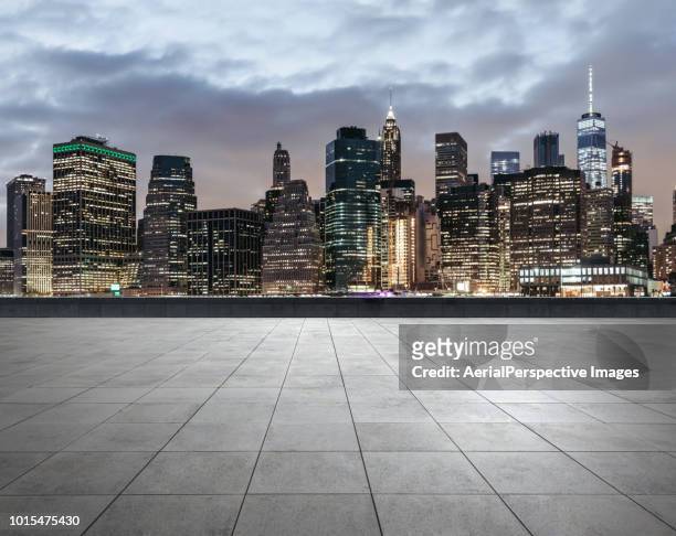 city square of manhattan at dusk - rooftop new york photos et images de collection