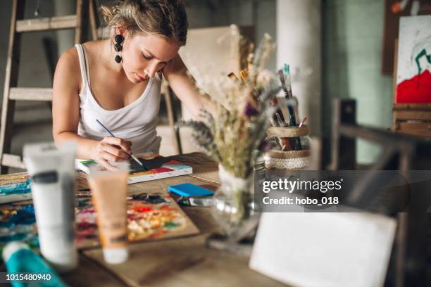 pittura e disegno in studio d'arte - dipinto in acrilico foto e immagini stock