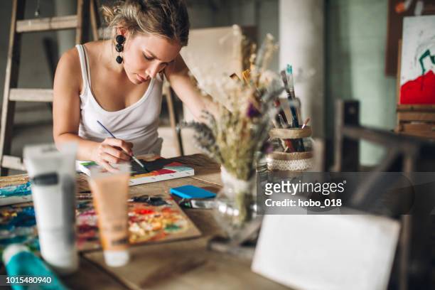 painting and drawing in art studio - pintar imagens e fotografias de stock