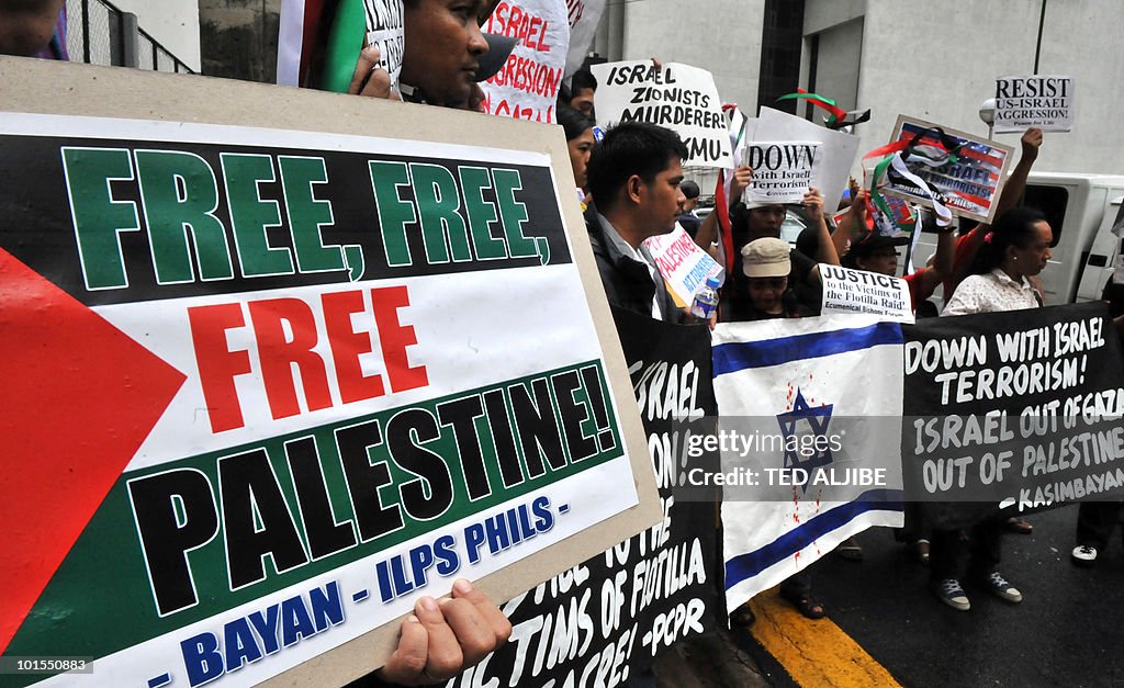 Protester display anti-Israeli placards