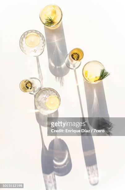 vertical silhouettes of summer drinks in crystal - crystal glasses stockfoto's en -beelden