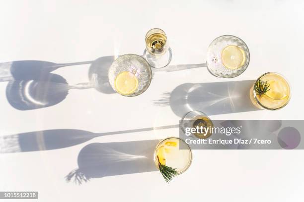 silhouettes of summer drinks in crystal and glass, horizontal - food and drink imagens e fotografias de stock