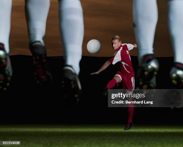 soccer player kicking ball against defence wall - verteidiger fußball stock-fotos und bilder