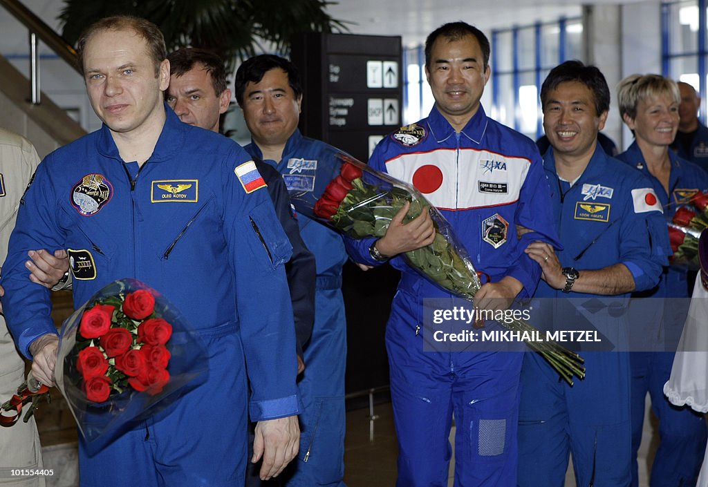 Russian cosmonaut Oleg Kotov (L) and Jap