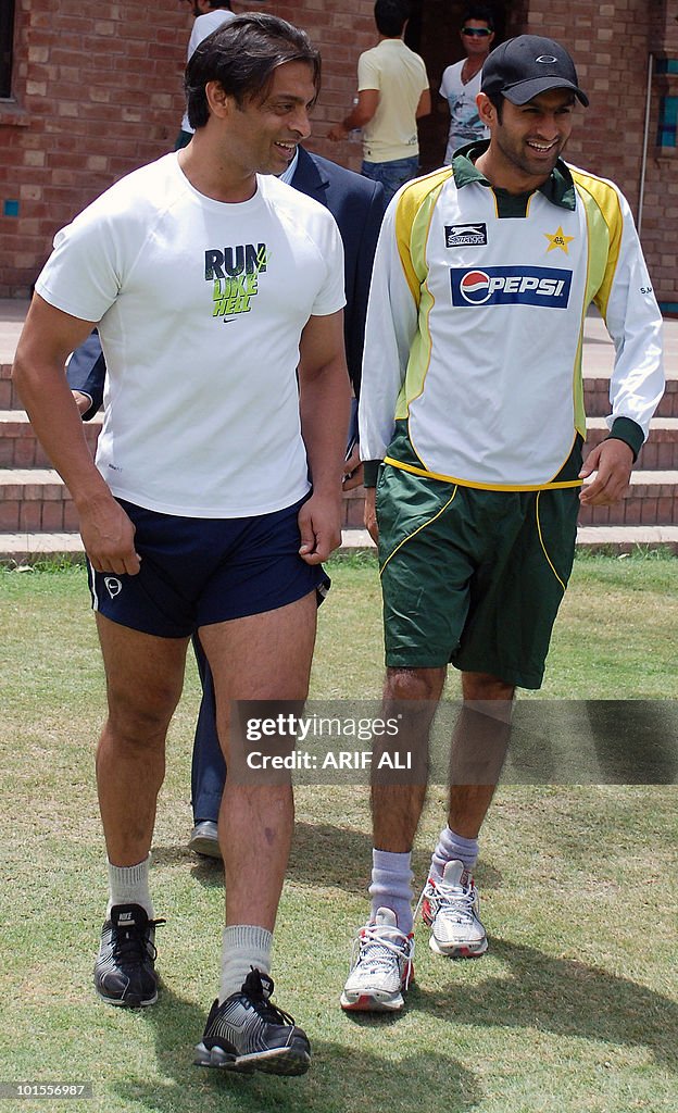 Pakistani cricketer Shoaib Malik (R) and