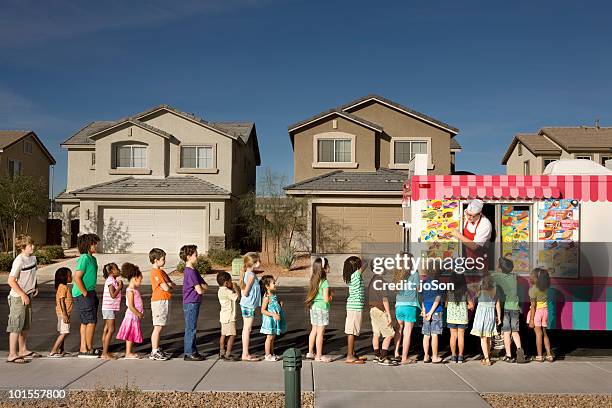 kids waiting in line for ice-cream - schlange bilden stock-fotos und bilder