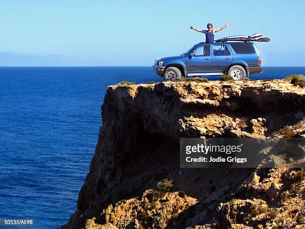 car parked on cliff - car top view photos et images de collection