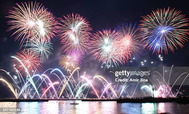 fireworks display finale - fireworks finale stockfoto's en -beelden
