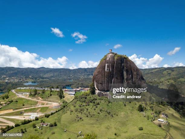colpo di el peã±ol di guatape ad antioquia, colombia - inselberg foto e immagini stock