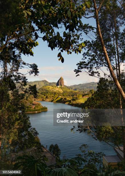 mooi shot van el peñol van guatape in colombia - antioquia stockfoto's en -beelden