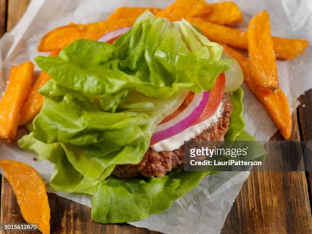 low carb - sla wrap hamburger - bindsla stockfoto's en -beelden