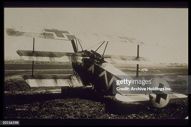 world war i german fokker triplane - wwi plane imagens e fotografias de stock