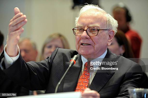 Warren Buffett, chairman and chief executive officer of Berkshire Hathaway Inc., testifies at a hearing of the Financial Crisis Inquiry Commission in...