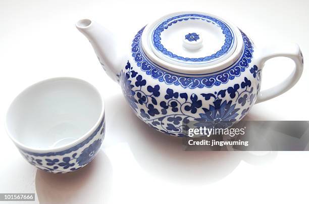 chinese teapot in white background - theepot stockfoto's en -beelden