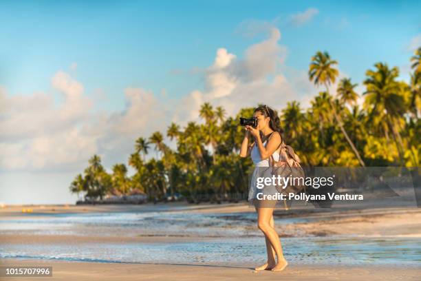 turista na praia dos carneiros em tamandaré, pernambuco, brasil - empreendimento turístico - fotografias e filmes do acervo