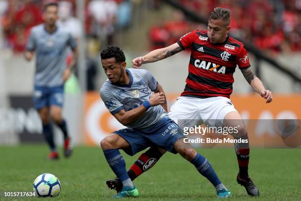 Kleber of Flamengo struggles for the ball with Rafinha of Cruzeiro during a match between Flamengo and Cruzeiro as part of Brasileirao Series A 2018...