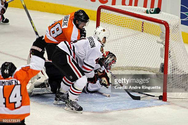 Antti Niemi of the Chicago Blackhawks gives up a goal by Scott Hartnell of the Philadelphia Flyers as Kimmo Timonen and Danny Briere of the FLyers...