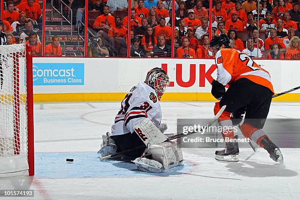 Claude Giroux of the Philadelphia Flyers scores a goal against Antti Niemi of the Chicago Blackhawks in overtime to win the game 4-3 in Game Three of...