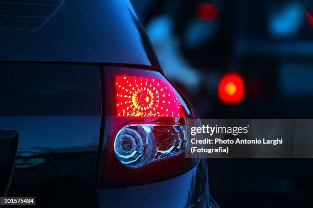 rear light of blue car - lanterna traseira - fotografias e filmes do acervo