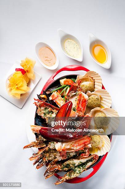 barbecued seafood platter - crab seafood stockfoto's en -beelden
