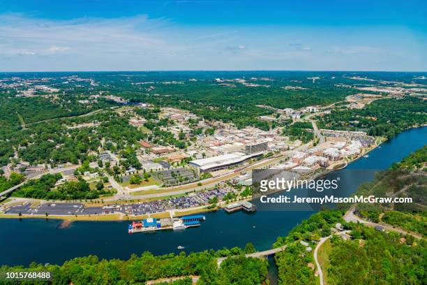 daytime aerial view of downtown branson, missouri - 1011957648,1011945618,1011950492,1011960800,1011954950,1011953954,1015768380,1015768366,1015768370,1015768372,1015768382,1015768398,1015768412,1015768410,1015768414,1015768418,1015768438,1015768448,1015768450,1015768488,1015768474,1015768478,1015768504,1015768508,1016083590,1016083634,1016083592,1016083608,1016083686,1016083708,1016083780,1016083774,1016083796,1016083828,1016083994,1016083992,1016083982,1016083980 stock pictures, royalty-free photos & images