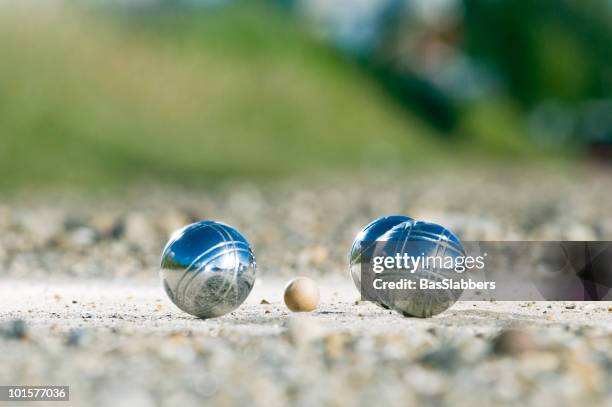 loisirs; pétanque des balles à proximité de l'objectif - joueur de pétanque photos et images de collection