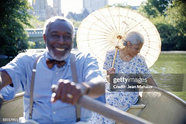 middle aged black couple, central park - couple central park stockfoto's en -beelden