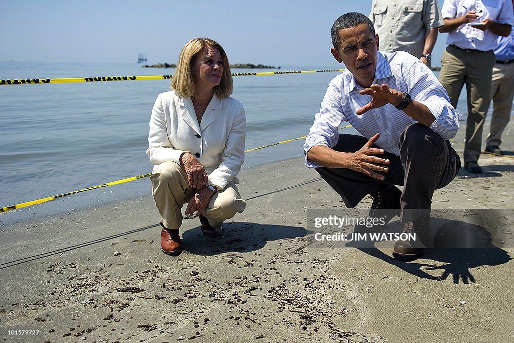 US President Barack Obama (R) speaks wit