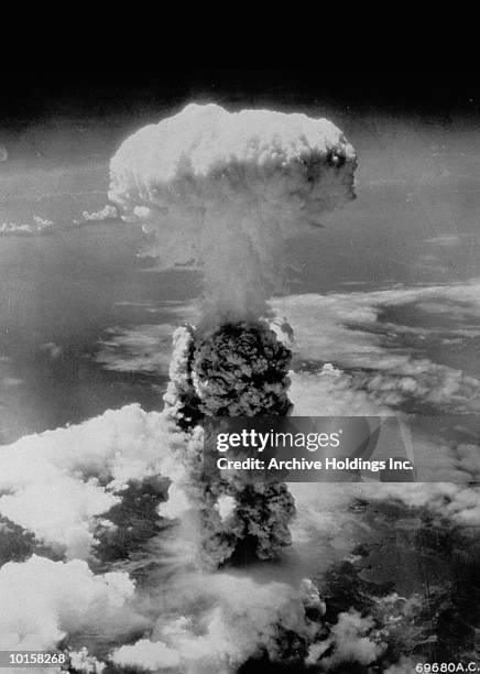 mushroom cloud above nagasaki, japan - zweiter weltkrieg stock-fotos und bilder