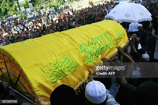Acehnese people carry the coffin of late Free Aceh Movement founder Hassan di Tiro in Banda Aceh on June 3, 2010. The founder of Aceh's separatist...