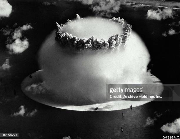 aerial view of atomic explosion - seconde guerre mondiale photos et images de collection