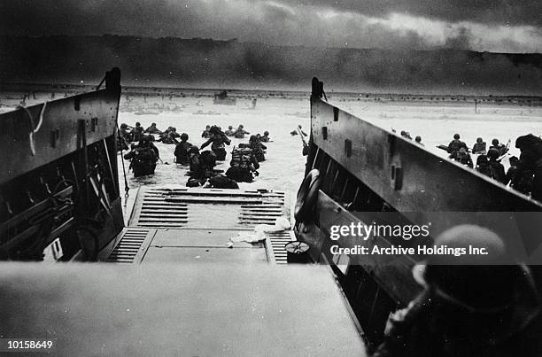 us troops during the allied invasion, france - segunda guerra mundial - fotografias e filmes do acervo