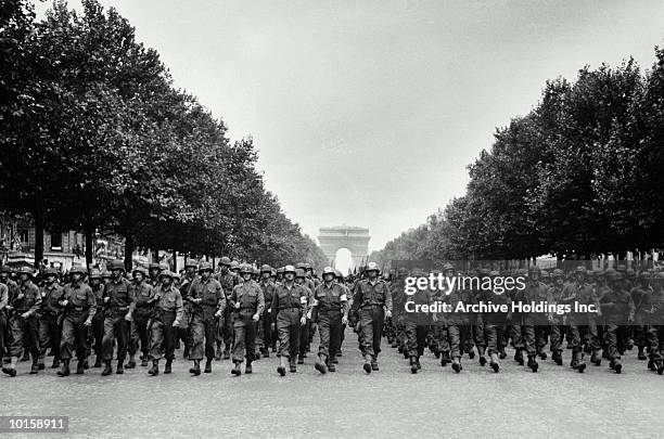 american troops, france, august 29, 1944 - ceremony to mark the 72nd anniversary of the end of world war ii in paris stockfoto's en -beelden