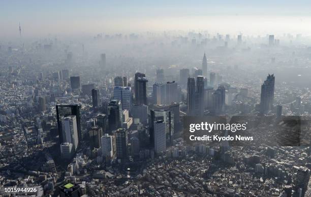 Photo taken from a Kyodo News helicopter on Feb. 6 shows Tokyo's Shinjuku ward covered in fog. ==Kyodo