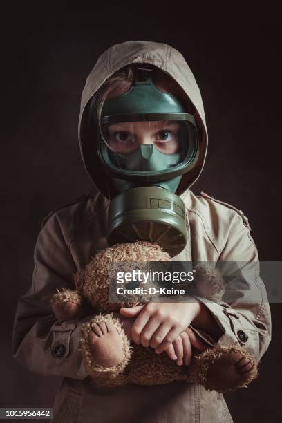 poluição atmosférica - gas mask - fotografias e filmes do acervo