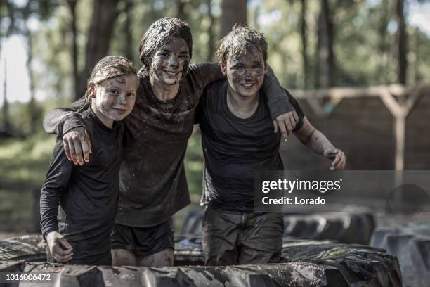 exécutent des enfants dans un vase - formation militaire photos et images de collection