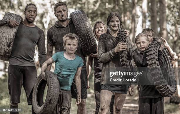 schlamm laufen familie - mud run stock-fotos und bilder