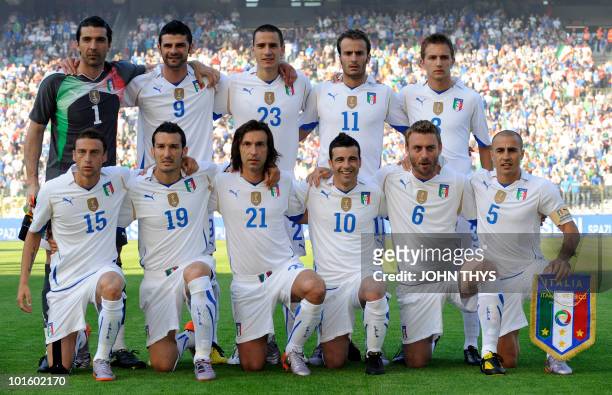 Italy's national football team players pose before the friendly football match Italy vs Mexico on June 3, 2010 at the stadium in Brussels ahead of...