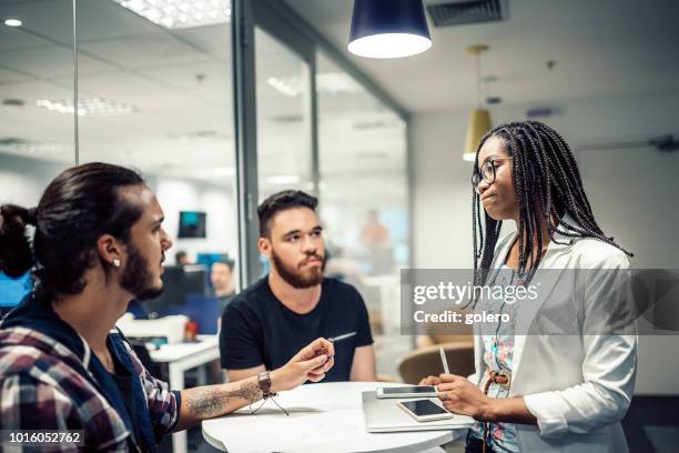 jonge zakenlui bespreken in kantoor - interference stockfoto's en -beelden