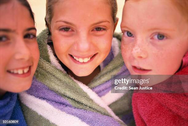 wet swimmers wrapped in towels - envuelto en una toalla fotografías e imágenes de stock