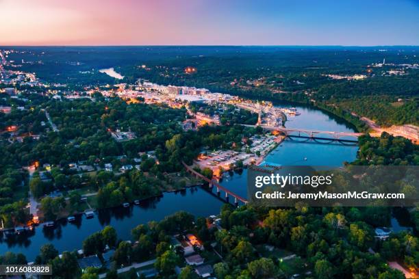 night aerial view of downtown branson, missouri and lake tanycomo - ozark mountains fotografías e imágenes de stock