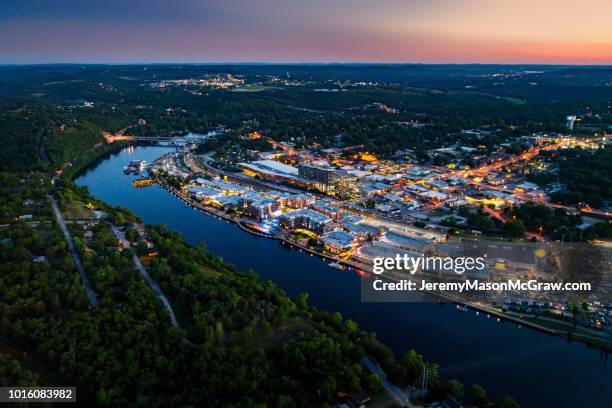 night aerial view of downtown branson, missouri and lake tanycomo - branson imagens e fotografias de stock