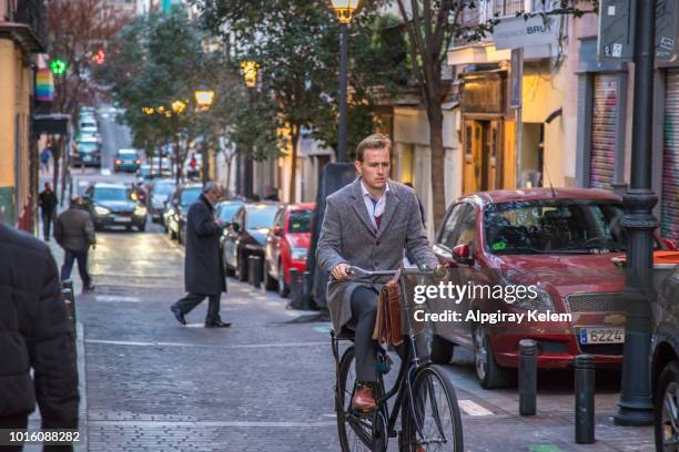 foto von ein gut aussehender mann reiten fahrrad in der stadt - provinz madrid stock-fotos und bilder