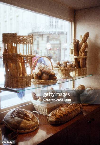 paris bakery, bread display window - boulangerie paris stock pictures, royalty-free photos & images