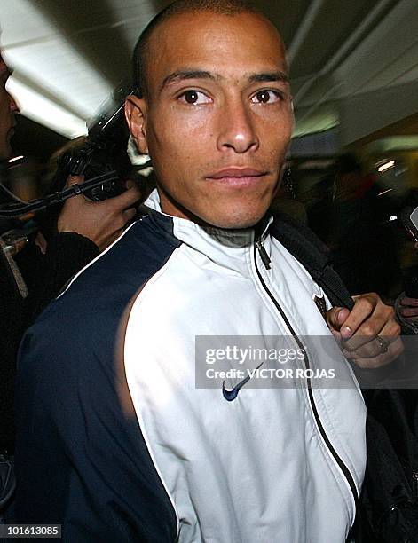 Clemente Rodríguez, de Boca Juniors de Argentina, arriba al aeropuerto de Calama, unos 1.000 km al norte de Santiago, el 20 de mayo de 2003. Boca...