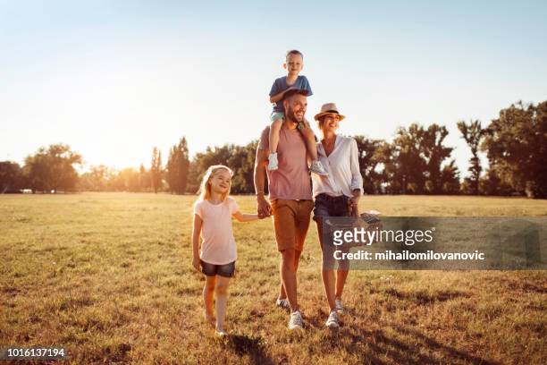 家族の喜び - family at a picnic ストックフォトと画像
