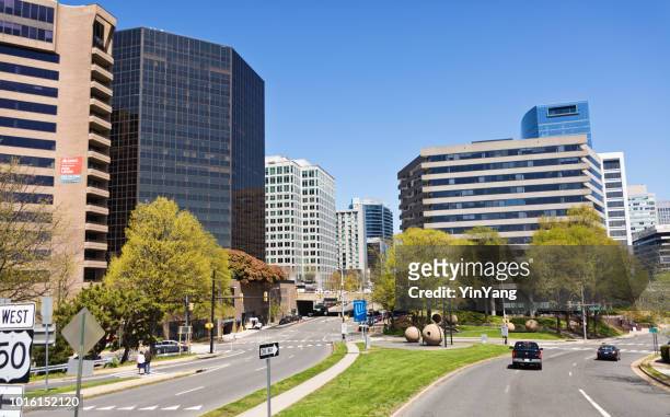 skyline van de stad van reston, virginia, verenigde staten - reston stockfoto's en -beelden