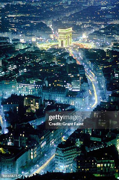 arial view of arc de triomphe, paris - arc de triomphe aerial view stock pictures, royalty-free photos & images