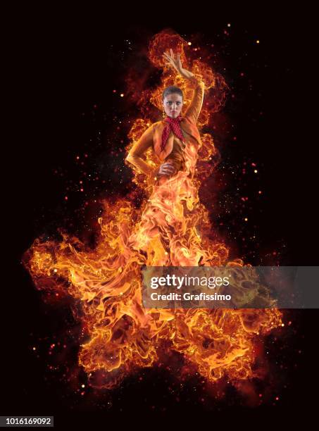 hermosa mujer bailando flamenco en llamas y fuego - hot spanish women fotografías e imágenes de stock